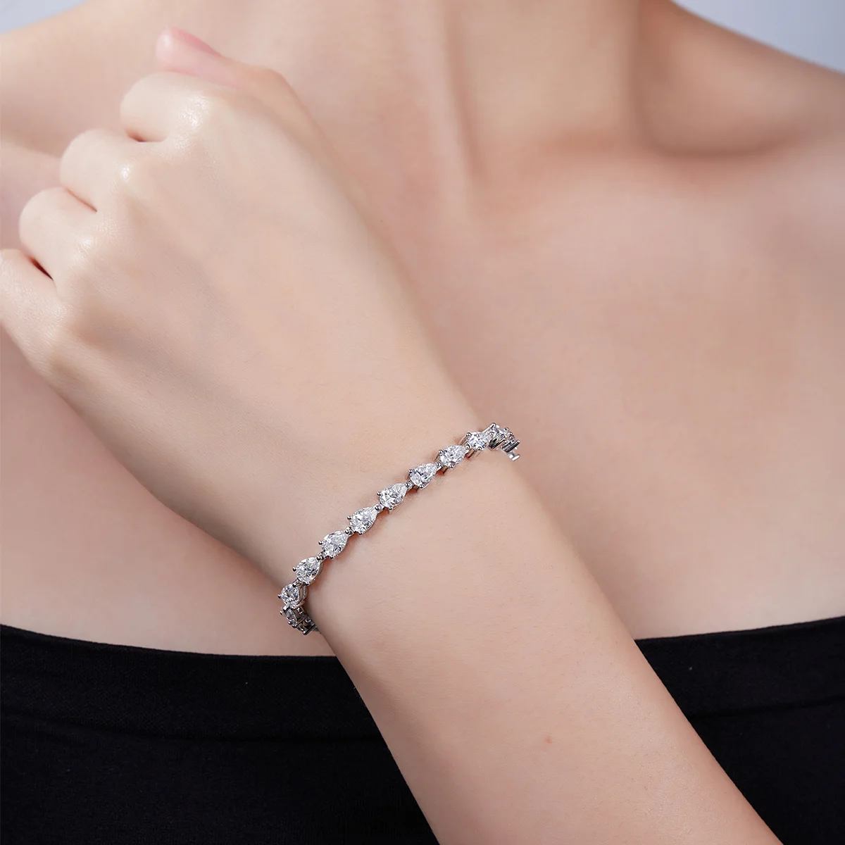 Bracelet worn on the wrist